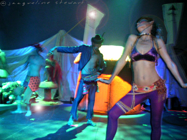 600x450 pixels (63K)