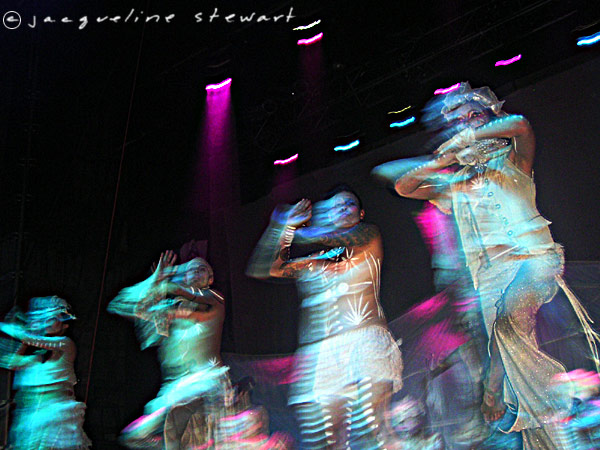 600x450 pixels (83K)