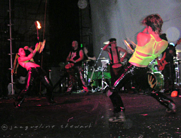 589x450 pixels (75K)