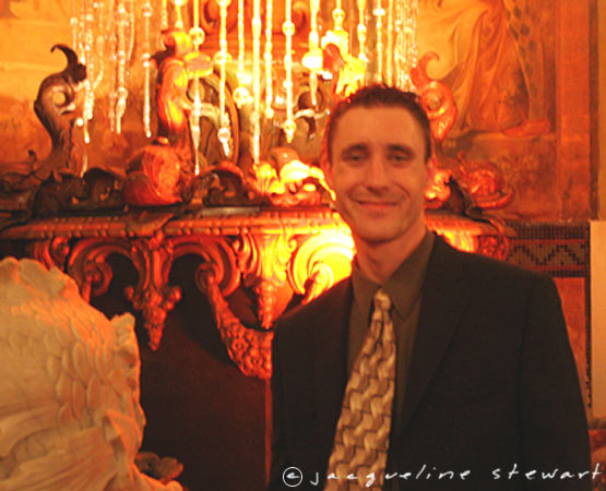 555x450 pixels (61K)