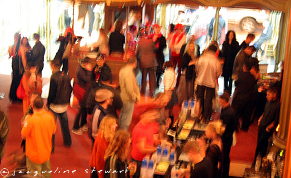 600x368 pixels (71K)