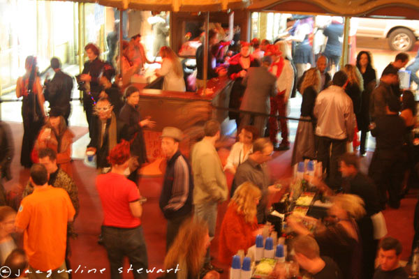 600x400 pixels (63K)