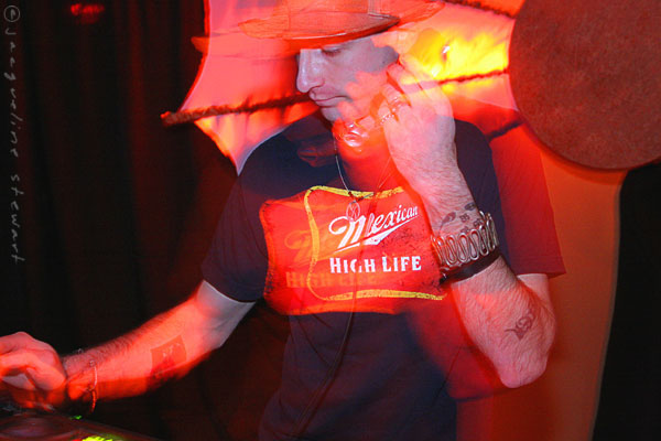 600x400 pixels (52K)