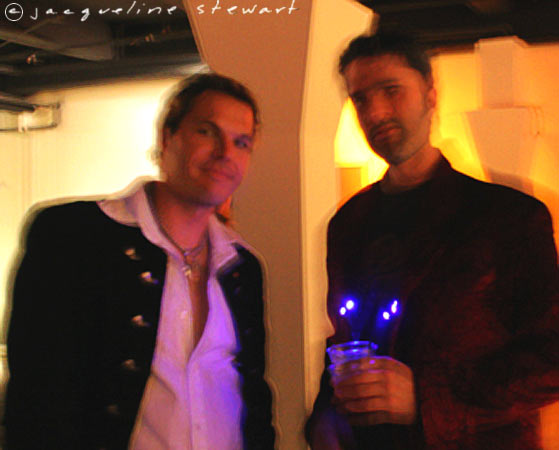 559x450 pixels (37K)