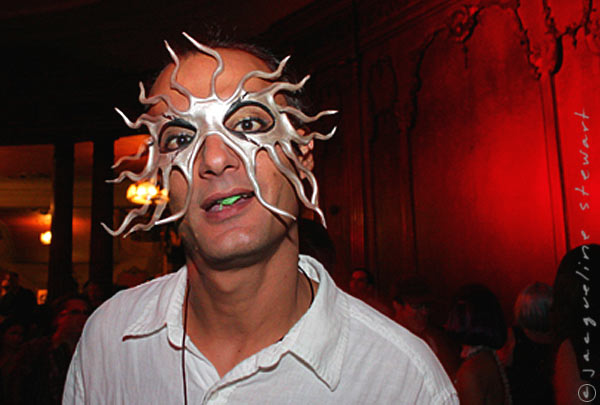 600x405 pixels (44K)