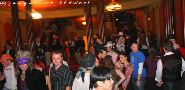 600x294 pixels (45K)