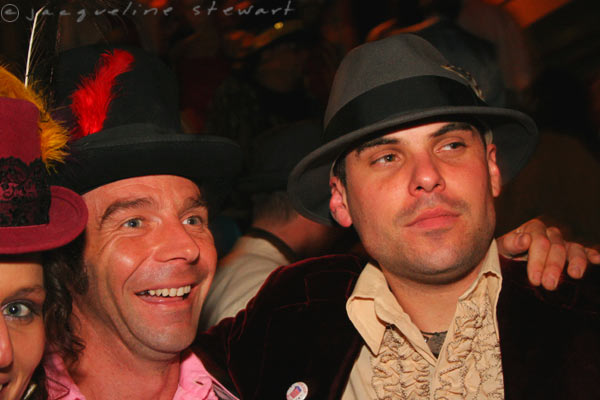 600x400 pixels (44K)