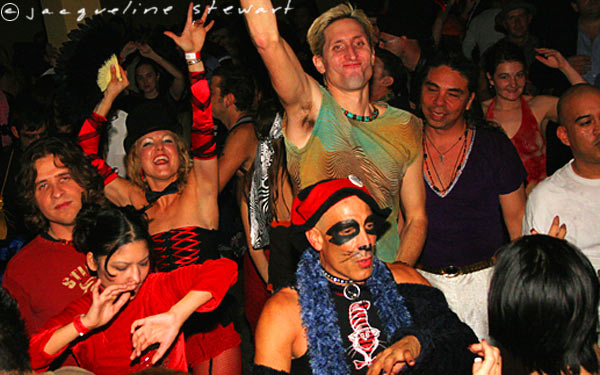 600x375 pixels (65K)