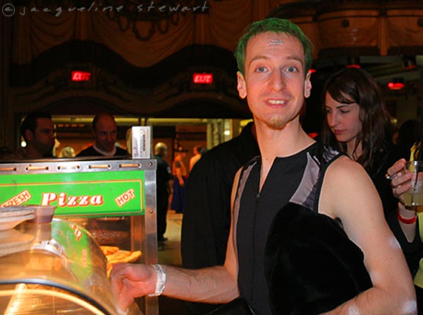 600x446 pixels (42K)