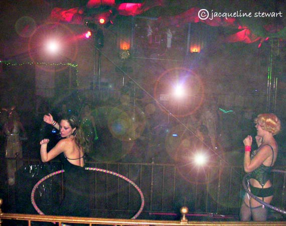 570x450 pixels (42K)