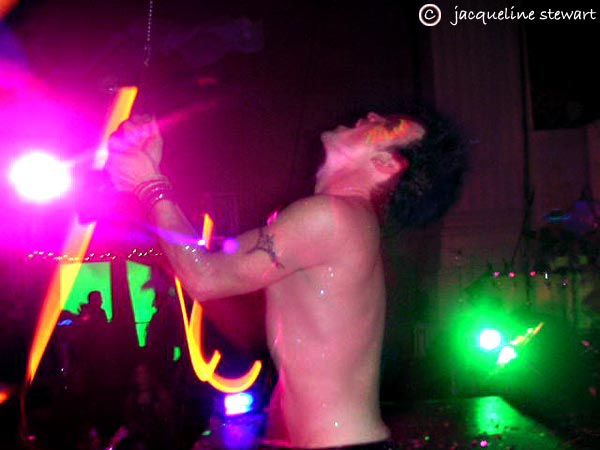 600x450 pixels (34K)