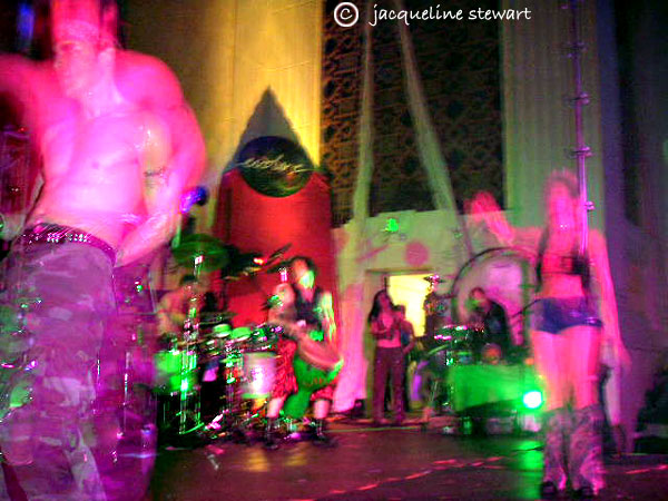 600x450 pixels (81K)