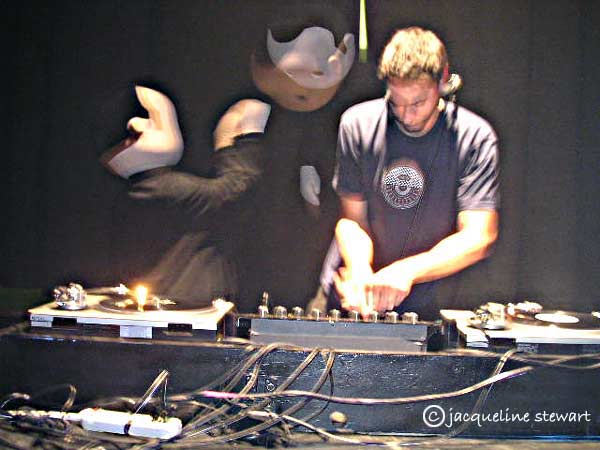 600x450 pixels (37K)