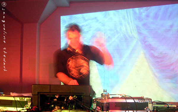 600x378 pixels (56K)