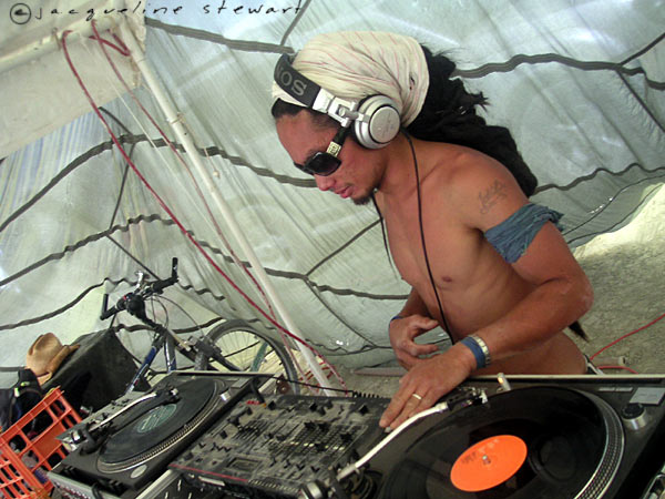 600x450 pixels (75K)