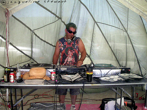 600x450 pixels (83K)