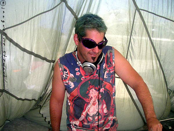 600x450 pixels (61K)