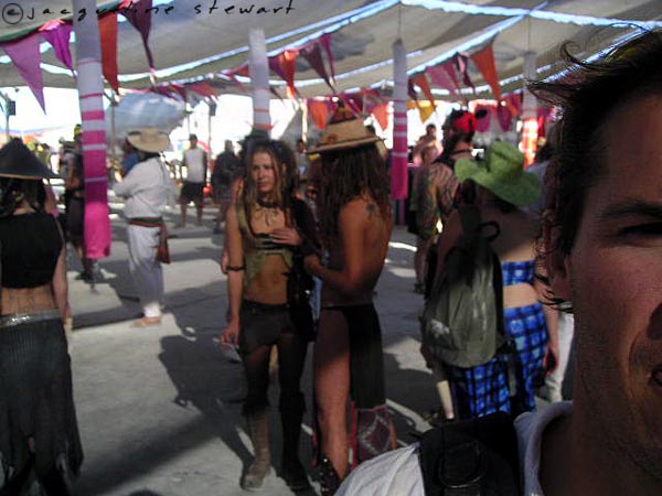 600x450 pixels (51K)