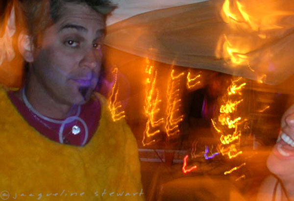 600x410 pixels (49K)