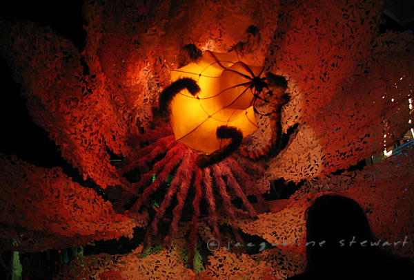 600x405 pixels (69K)