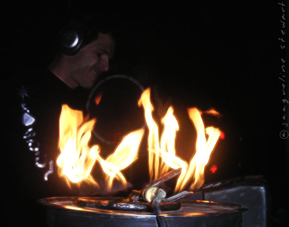 573x450 pixels (31K)