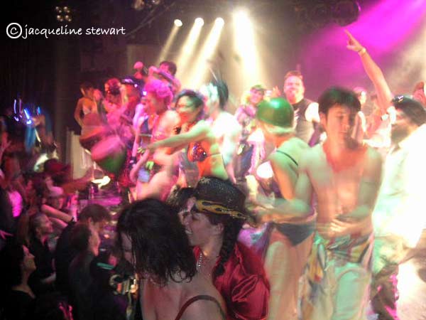 600x450 pixels (34K)