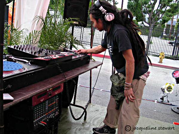 600x450 pixels (73K)