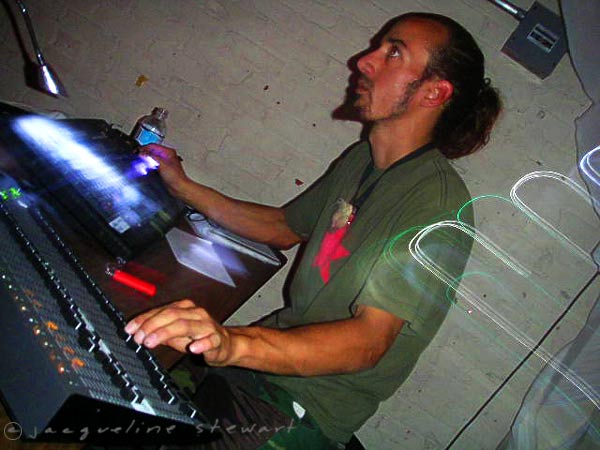 600x450 pixels (49K)