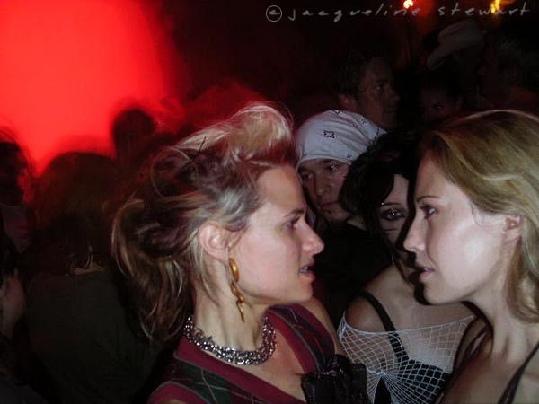 600x450 pixels (35K)