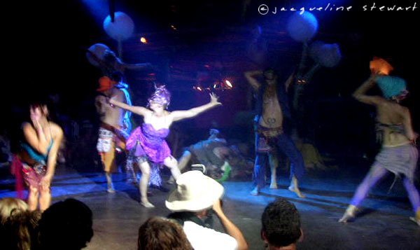 600x357 pixels (42K)