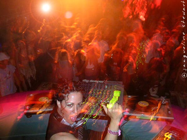 600x450 pixels (49K)