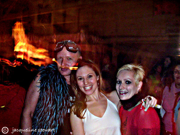 600x450 pixels (79K)