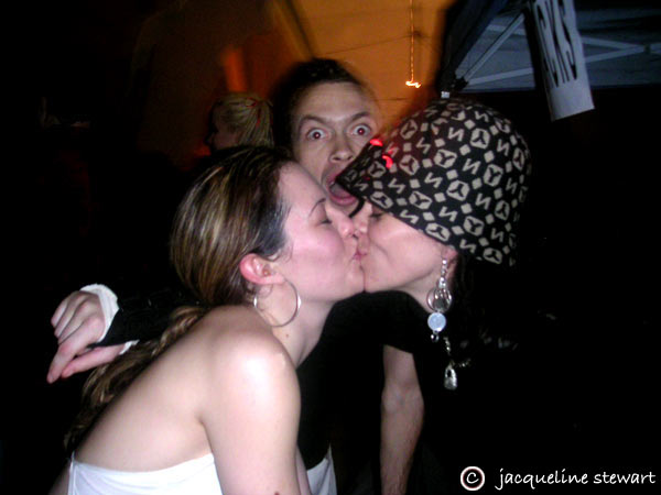 600x450 pixels (35K)