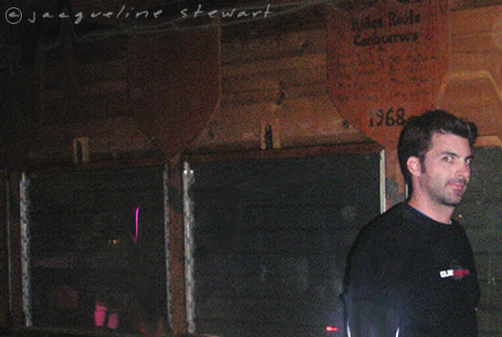 550x369 pixels (37K)