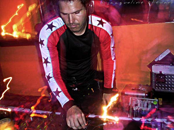 600x450 pixels (51K)