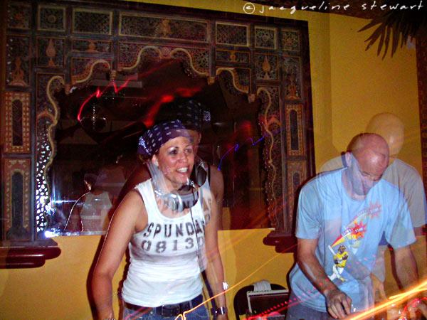 600x450 pixels (77K)