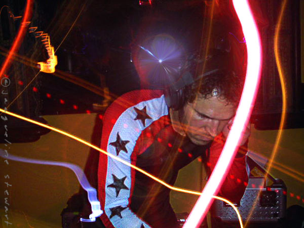 600x450 pixels (63K)