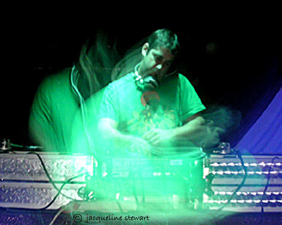 564x450 pixels (43K)