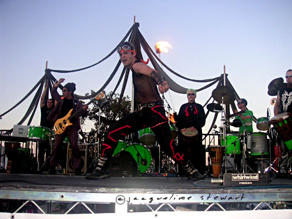 600x450 pixels (74K)