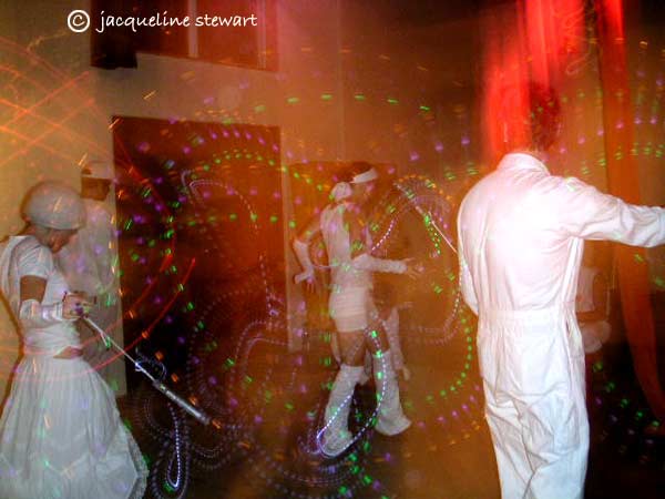 600x450 pixels (31K)