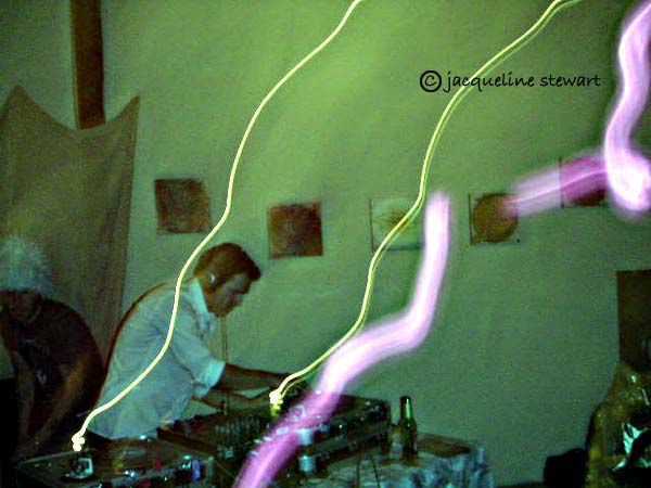 600x450 pixels (34K)