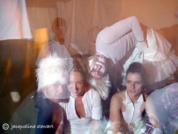 600x450 pixels (37K)