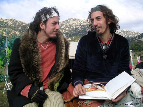 600x450 pixels (42K)